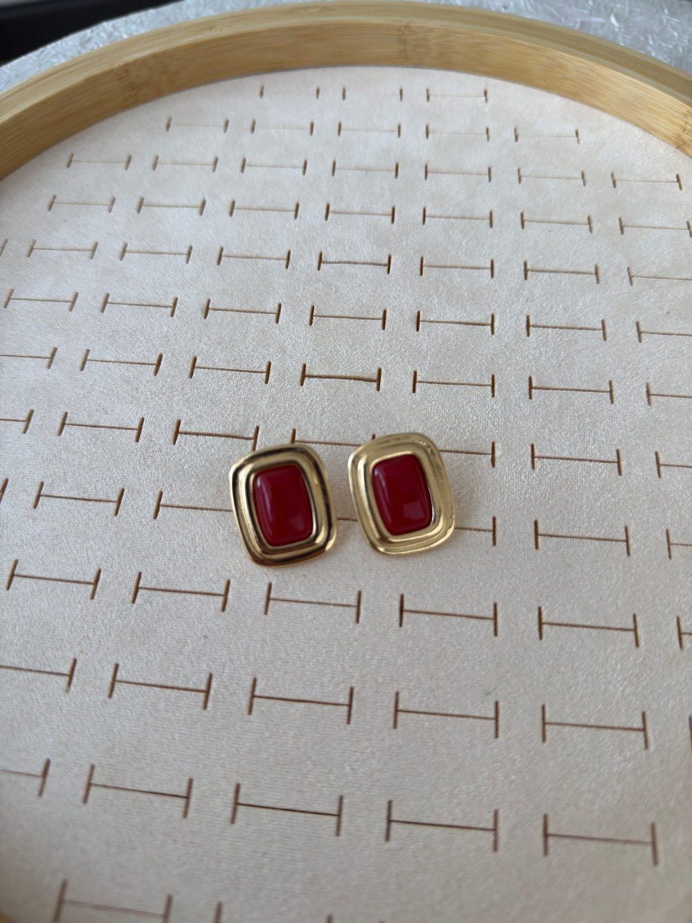 Özel Seri Bordo Taşlı Gold Plaka Küpe