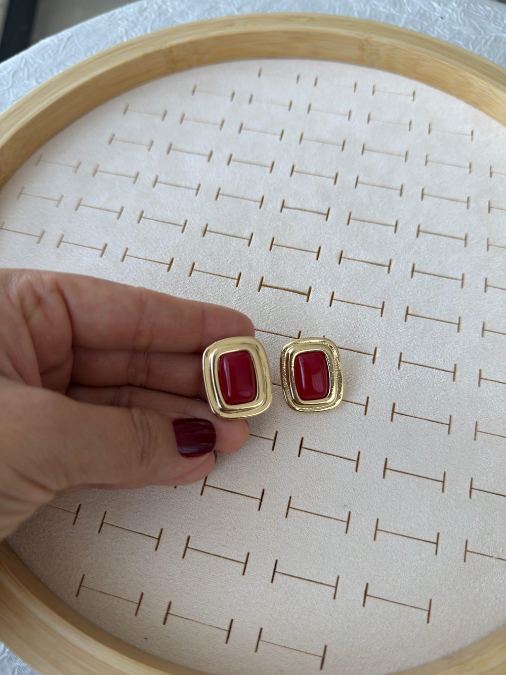 Özel Seri Bordo Taşlı Gold Plaka Küpe