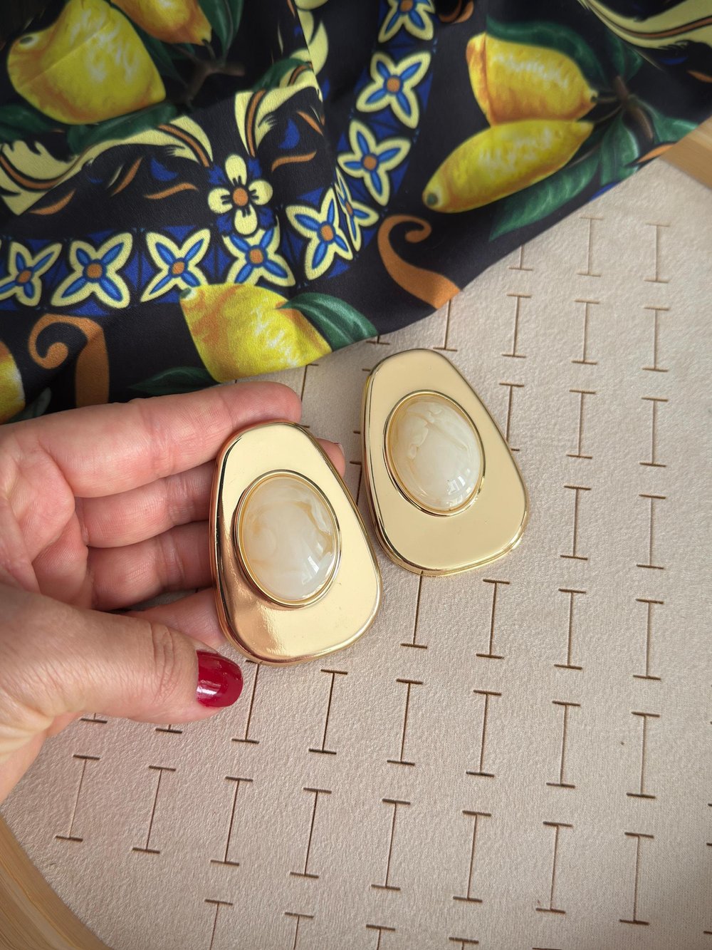 Özel Seri Gold Ekru Oval Küpe