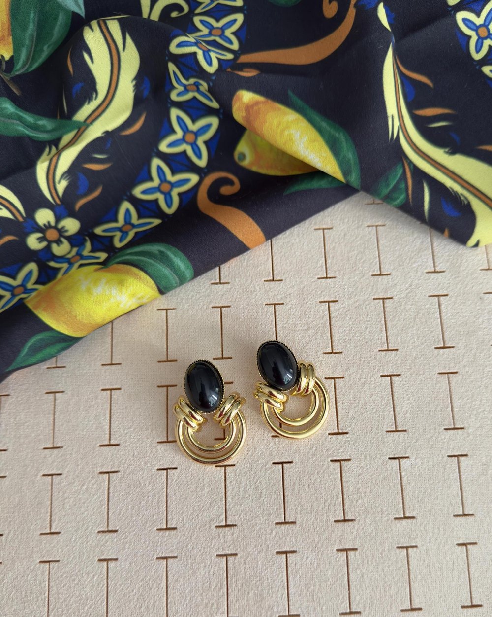 Özel Seri Gold Halkalı Siyah Vintage Küpe
