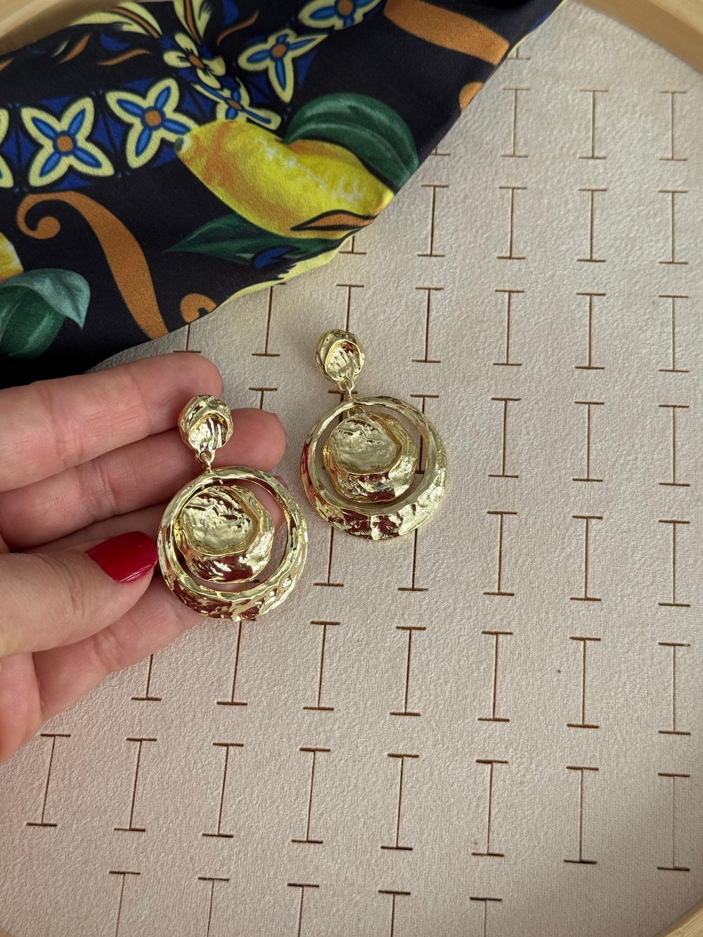 Özel Seri Gold Sallantılı Helen Küpe