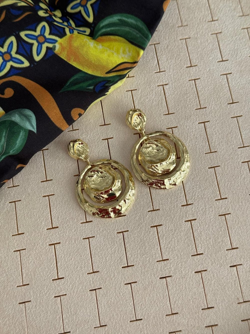 Özel Seri Gold Sallantılı Helen Küpe