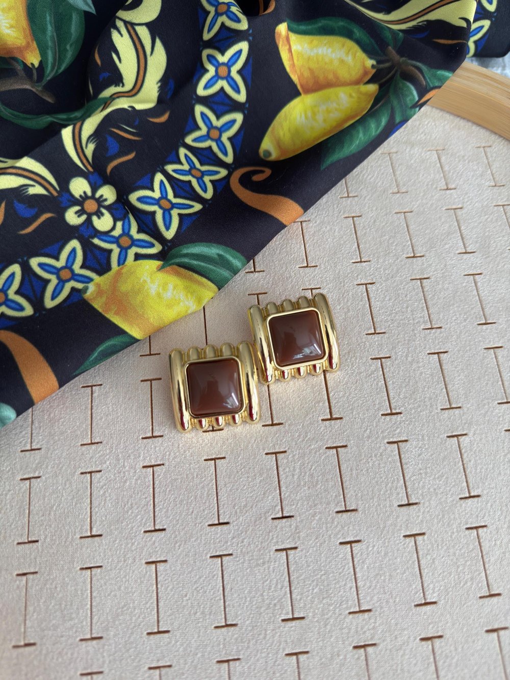 Özel Seri Gold Tırtıklı Kare Kahve Küpe