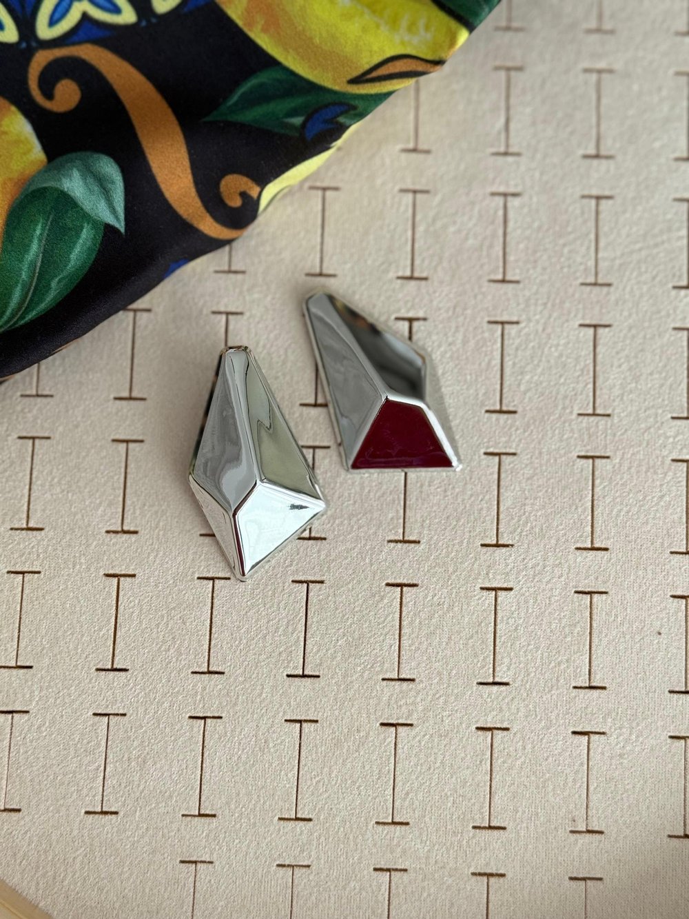 Özel Seri Gri Geometrik Desen Küpe
