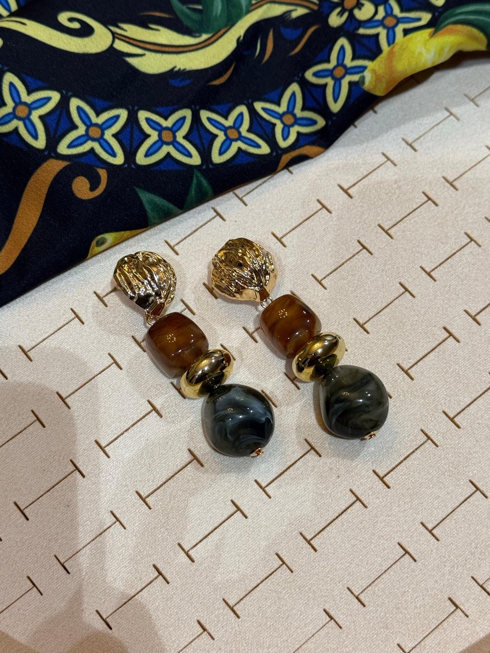Özel Seri Gri Kahve Sallantı Küpe