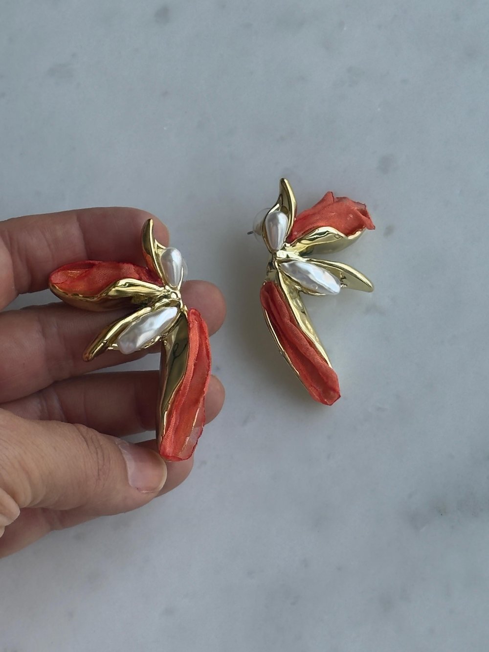 Özel Seri Turuncu Tül Detaylı Yaprak Tasarım Gold Küpe