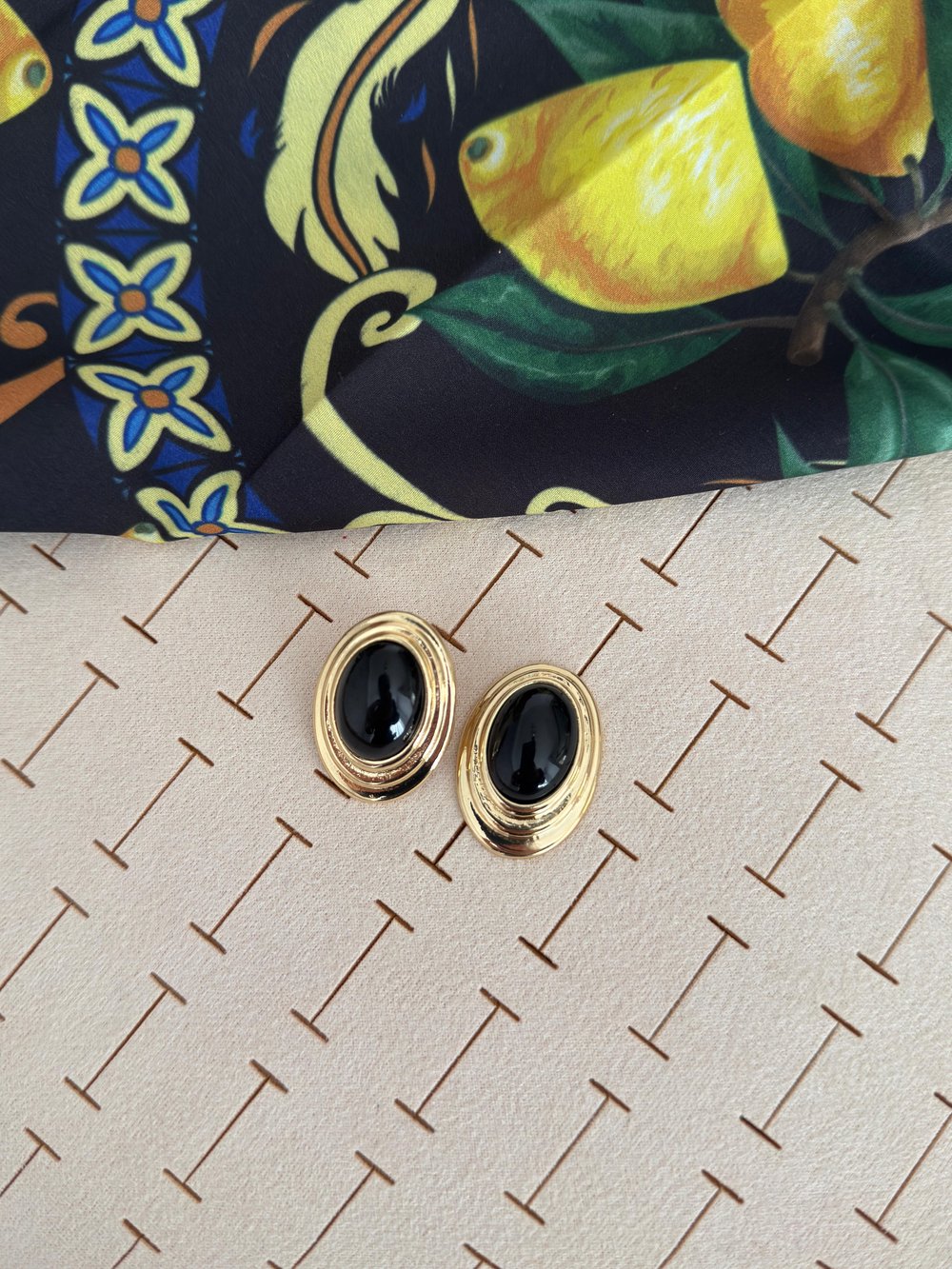 Özel Seri Vintage Siyah Düğme Model Küpe