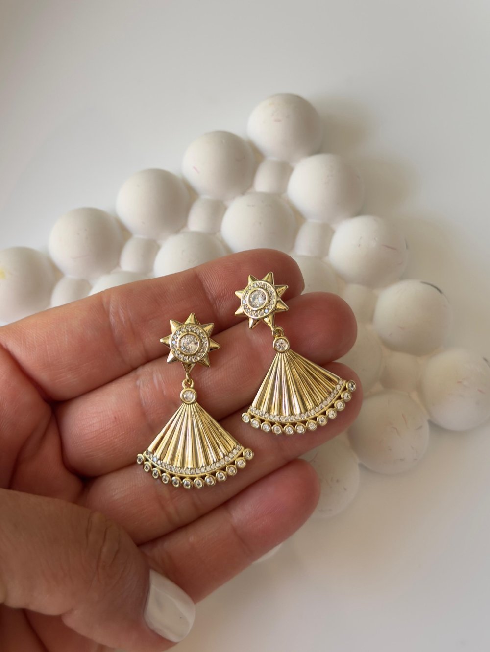 Vip 14k Sallantılı Taşlı Yelpaze Küpe 