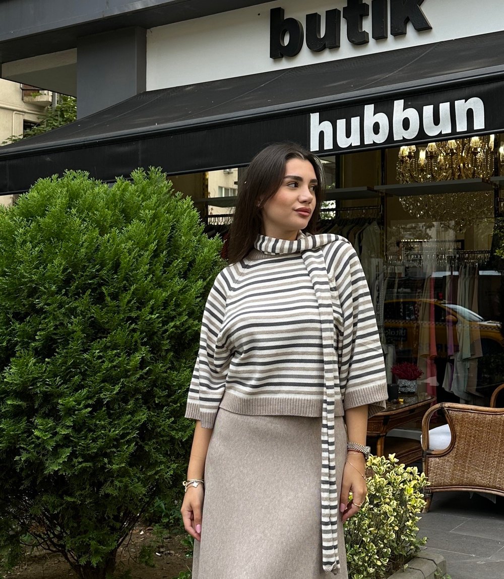 Atkı Detaylı Çizgili  Triko Kazak 