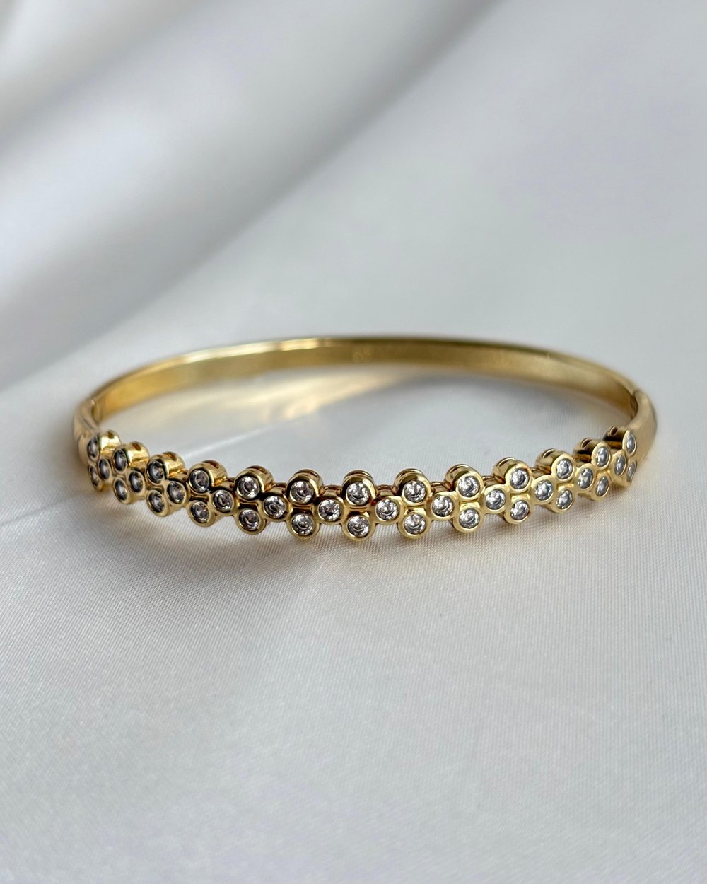 14K Xuping Kıvrımlı Sıralı Taşlı Baloncuk Kelepçe