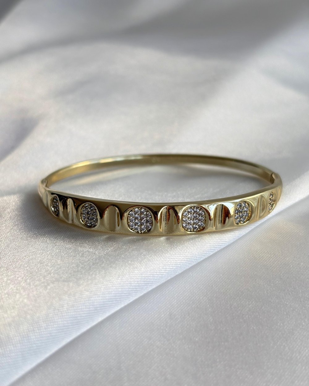 14K Xuping Oval Motifli Taşlı Kelepçe