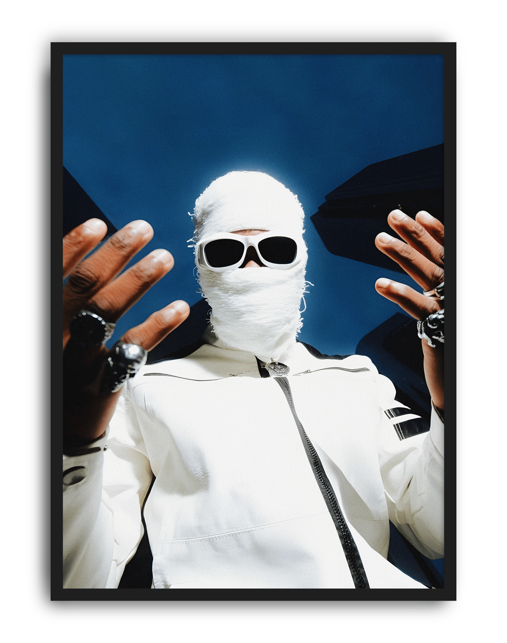 Urban Ghost Modern Duvar Tablosu – Beyaz Maskeli Street Poster