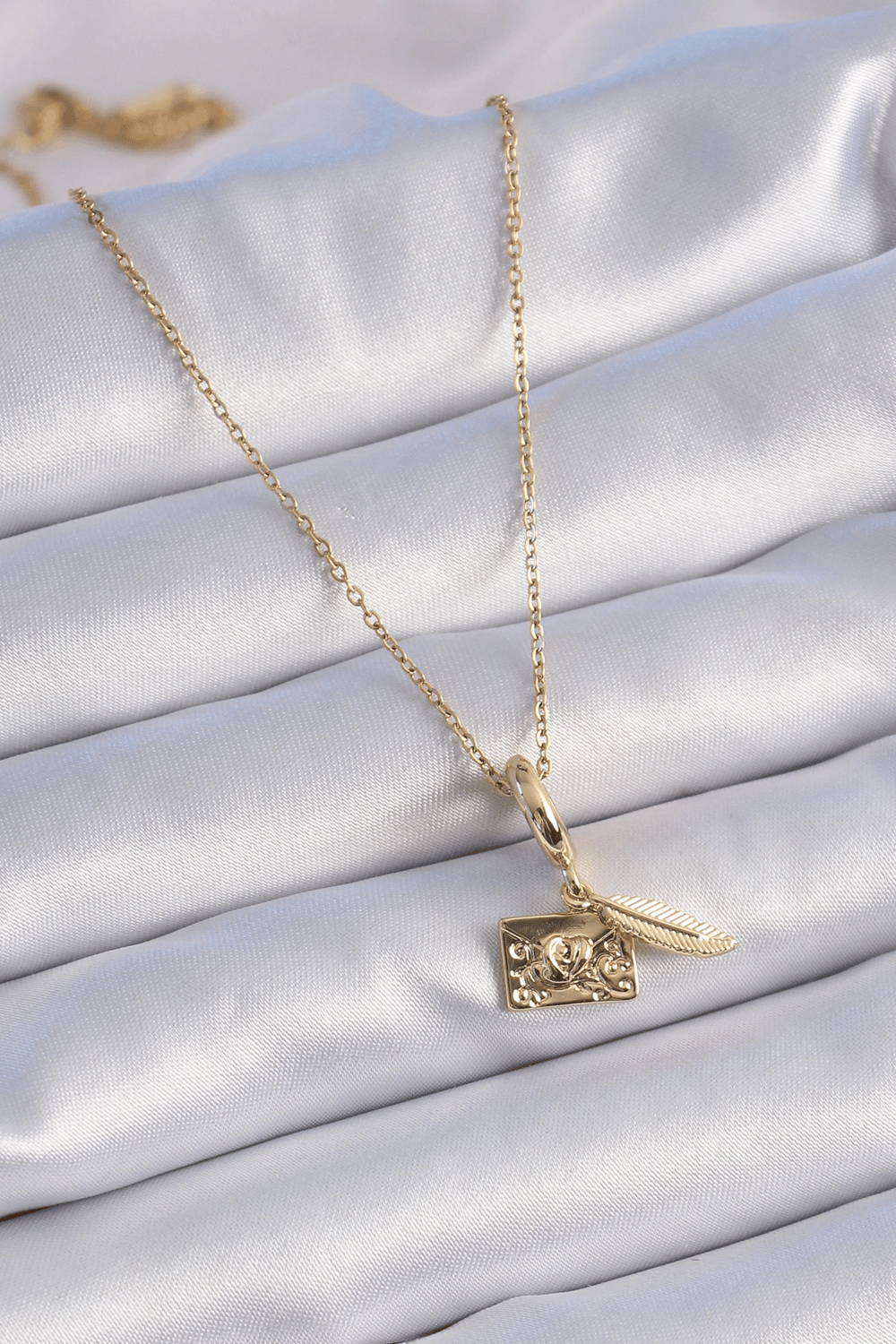316L Çelik Gold Renk Kalp Detay Mektup Figür Charm Model Kadın Kolye