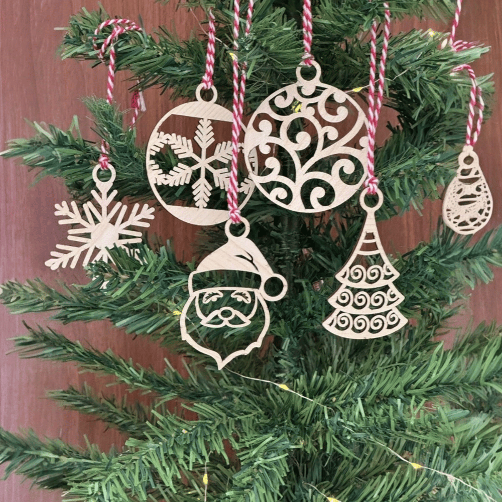 6 Parça Kırmızı Beyaz İpli Noel Babalı Ve Kar Tanesi Model Ahşap Yılbaşı Ağaç Süsü Bx40