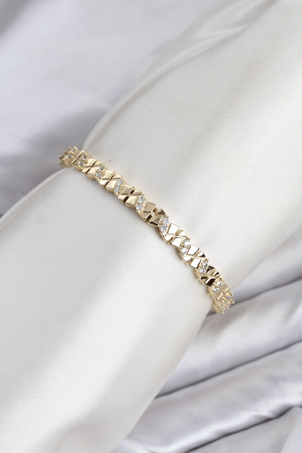 CM Model Zirkon Taşlı VIP Seri Gold Renk Pirinç Kadın Bileklik