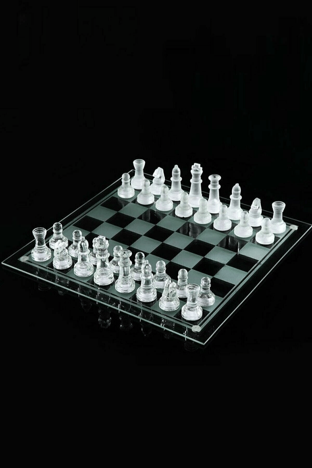 Cam satranç takımı 20x20 cm boyutunda şeffaf cam taşlar ve cam satranç tahtası ile