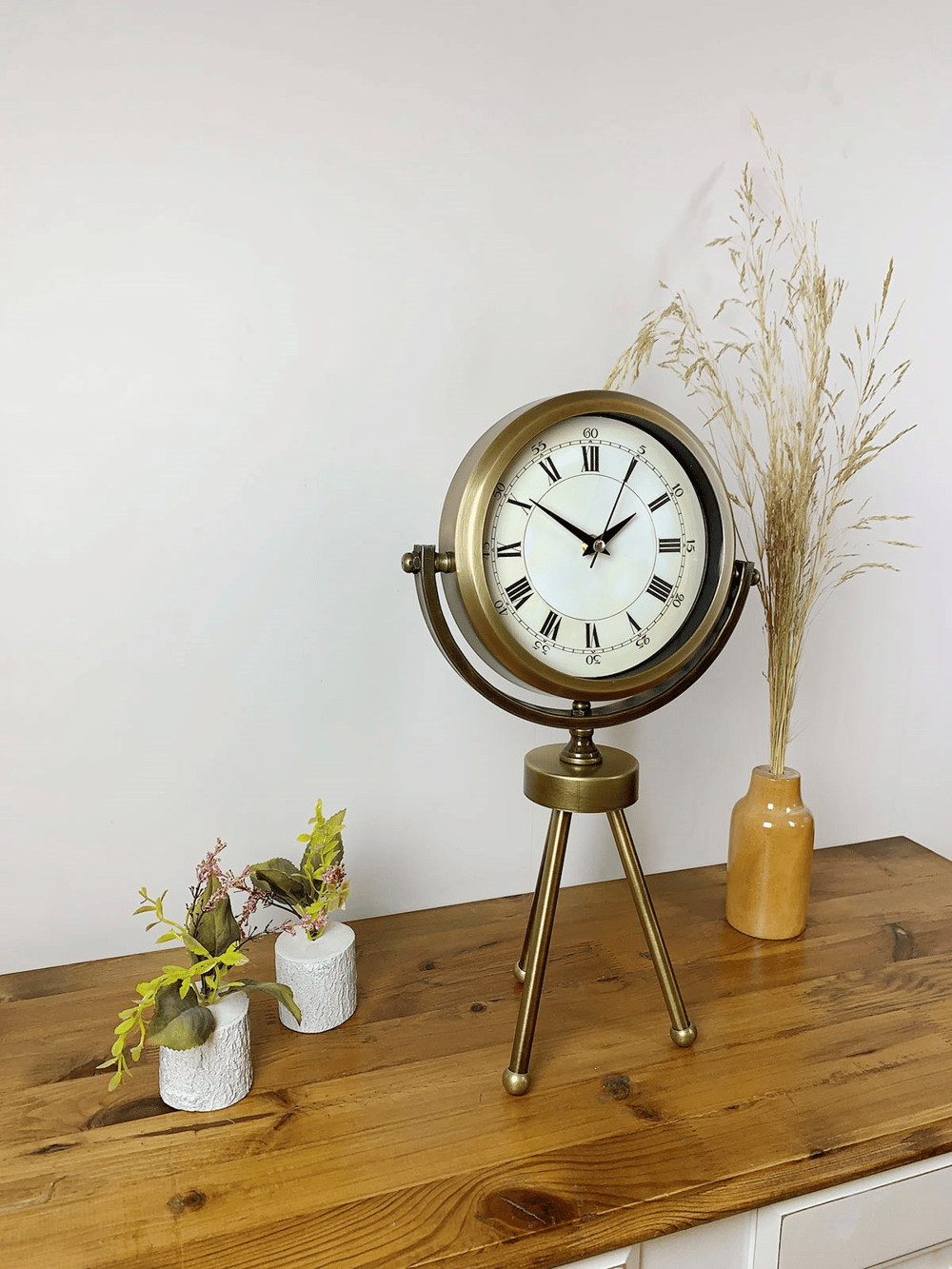 Eskitme Roma Rakamlı Tripod Üç Ayaklı Metal Masa Saati