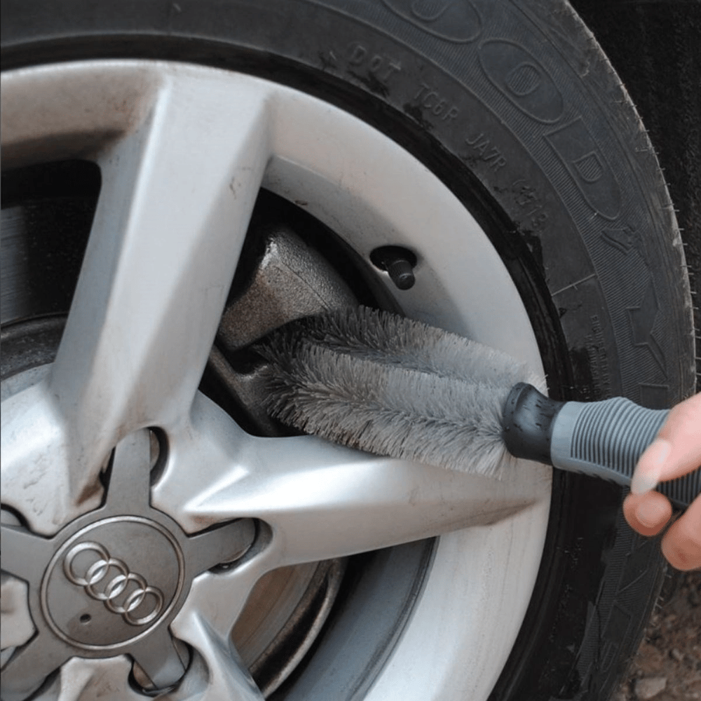 Gri Oto Jant Temizleme Fırçası – Ergonomik Saplı, Lastik Ve Jant Detay Temizliği İçin Güçlü Kıllı Fırça Bx40