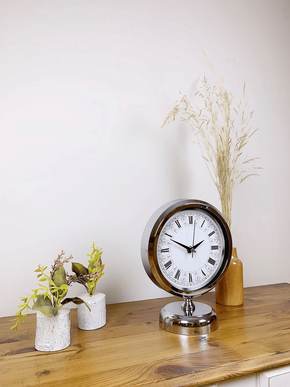 Krom Metal Desenli Roma Rakamlı Masa Saati