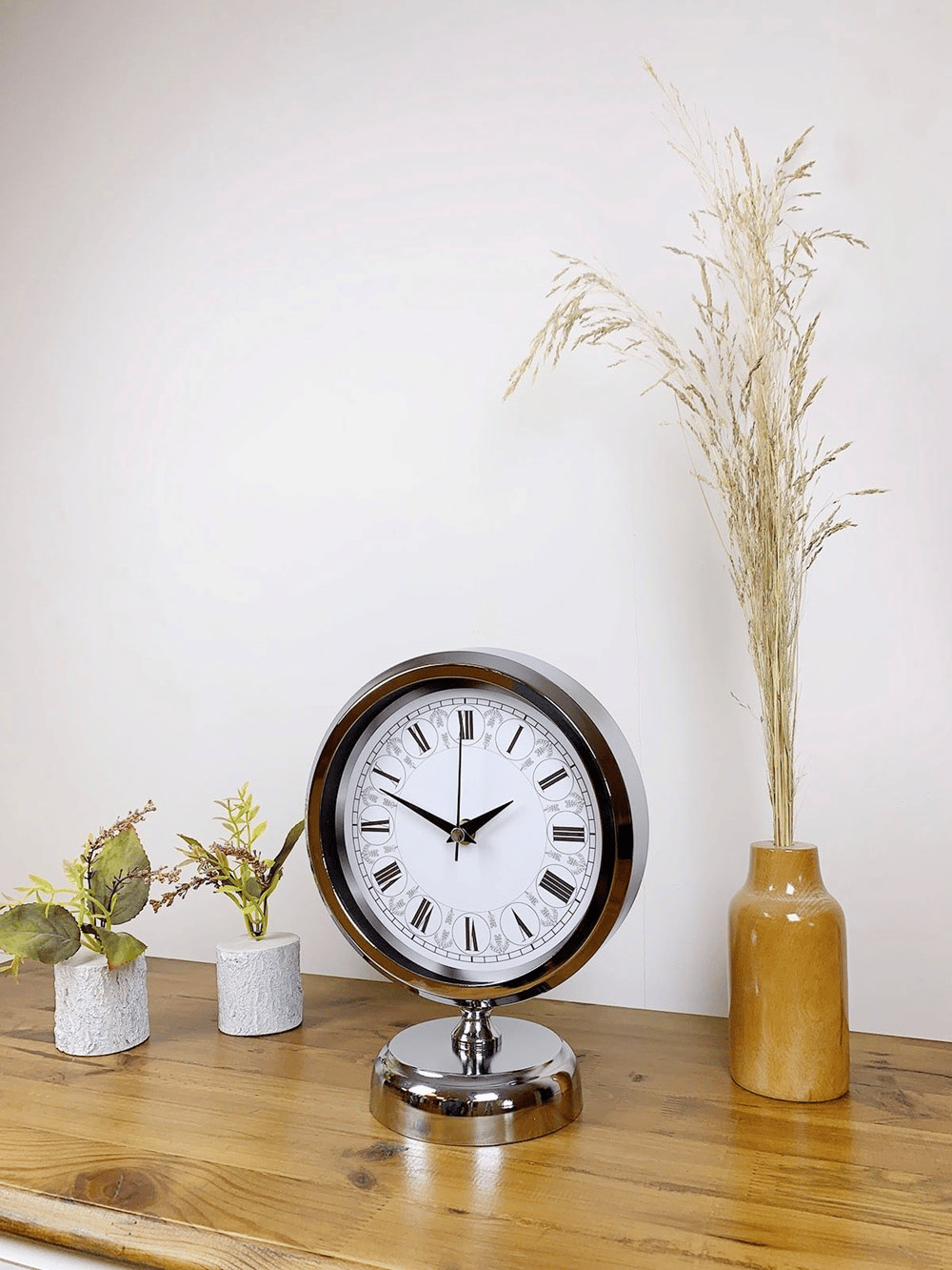 Krom Metal Desenli Roma Rakamlı Masa Saati