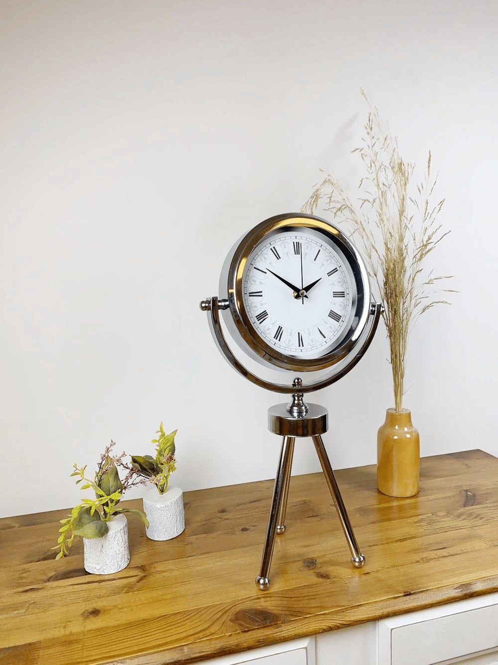 Krom Metal Mini Tripod Desenli Roma Rakamlı Masa Saati