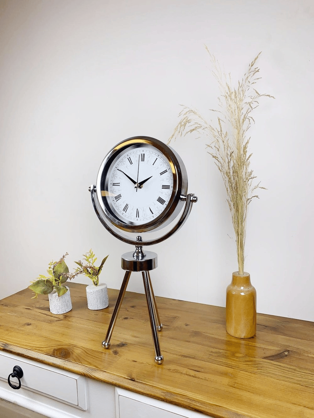 Krom Metal Mini Tripod Desenli Roma Rakamlı Masa Saati