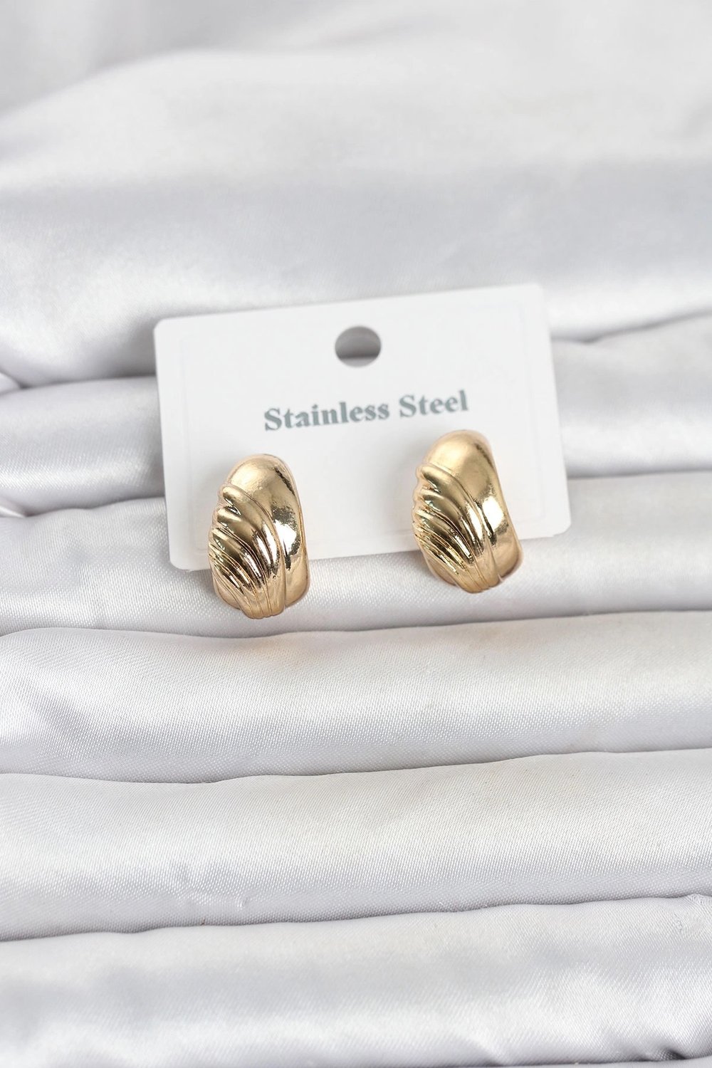 Mey İthalat® 316L Çelik Gold Renk Desenli Yarım Halka Model Kadın Küpe