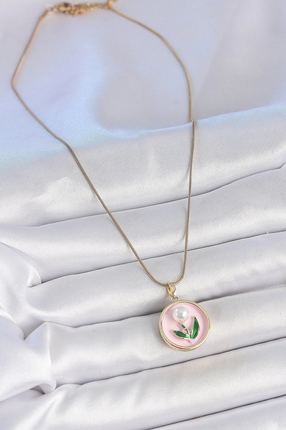 Mey İthalat® 316L Çelik Gold Renk Zincir Pembe Mineli İncili Çiçek İşlemeli Portre Model Kadın Kolye