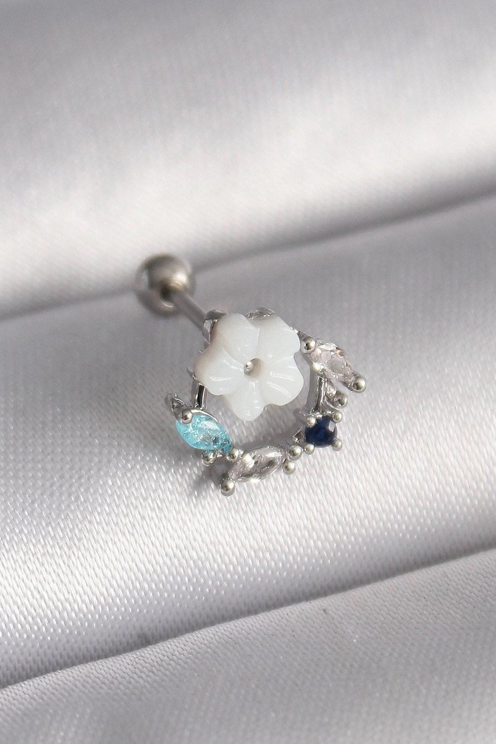 Mey İthalat® 316L Çelik Gümüş Renk Zirkon Taş Detay Beyaz Çiçek Model Tragus Piercing