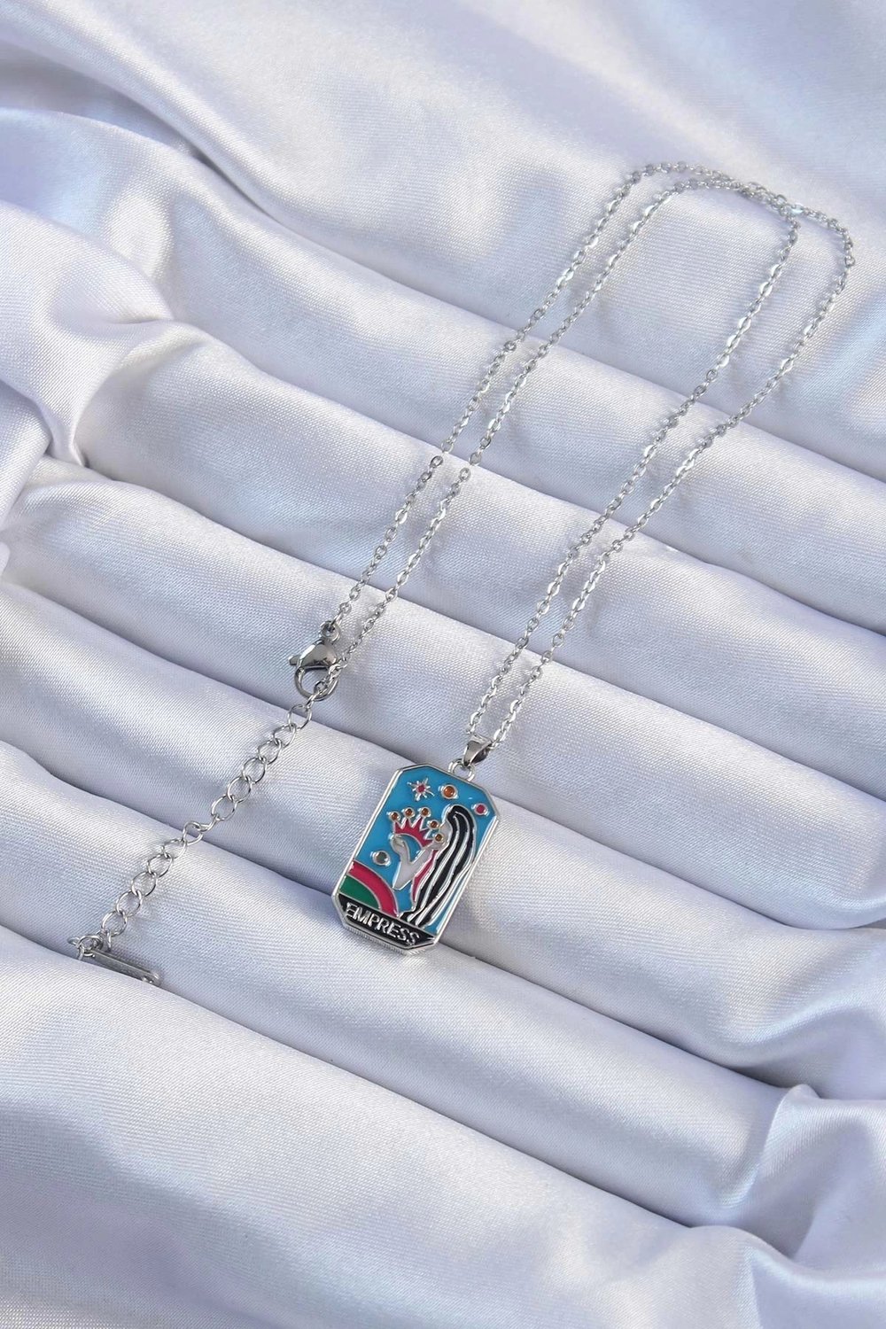 Mey İthalat® 316L Çelik Zincir Gümüş Renk Taç ve Kız Figürlü Renkli Mineli Tarot Kolye