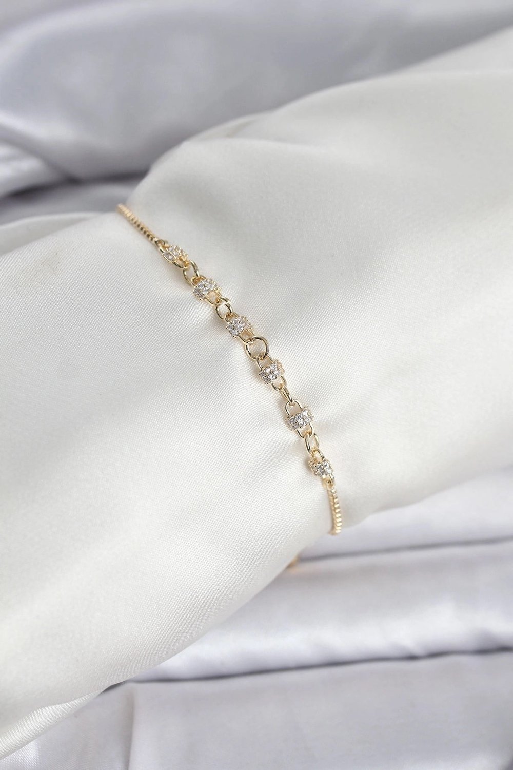 Mey İthalat® Gold Renk Zincir Model Zirkon Taşlı Pirinç Asansörlü Kadın Bileklik