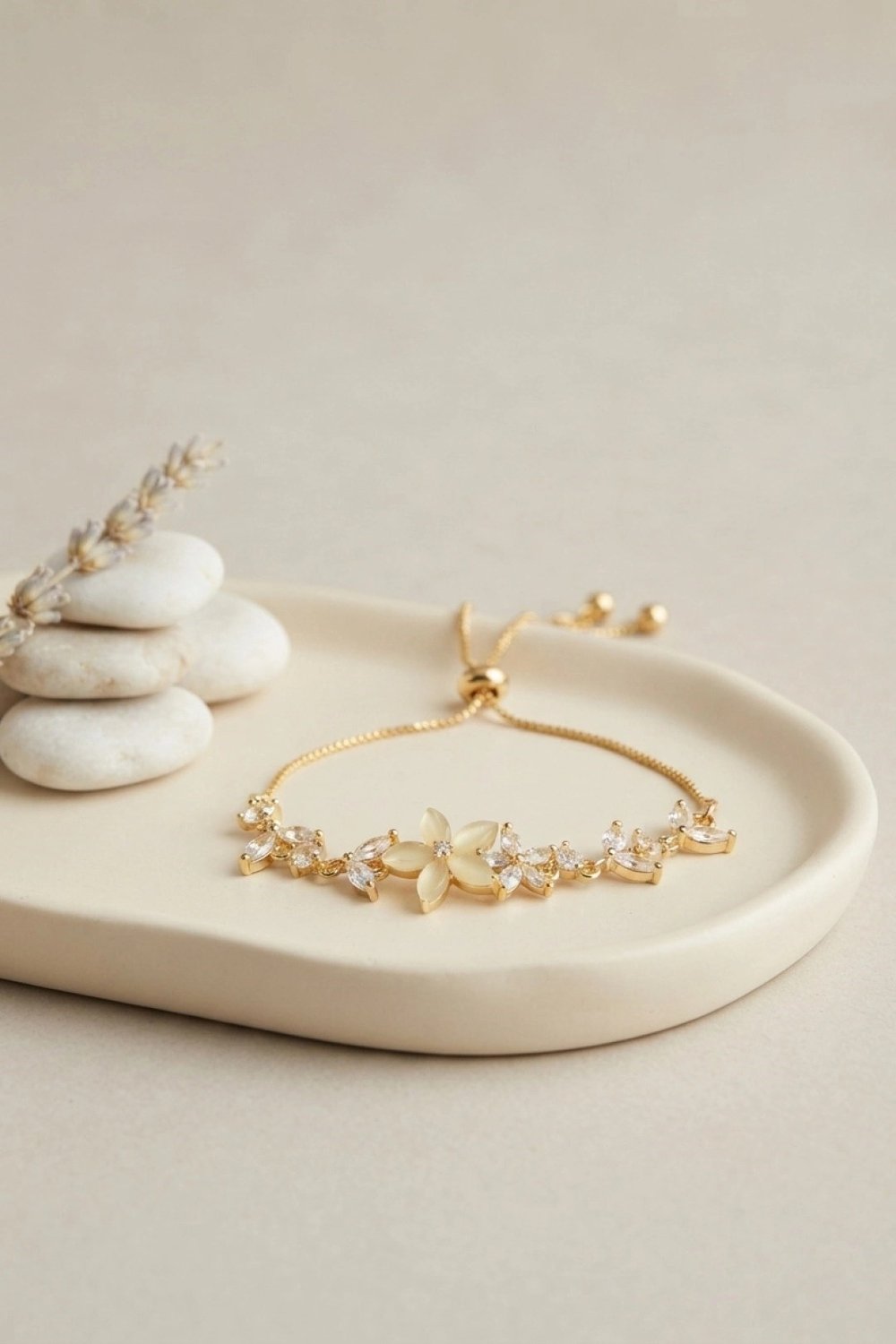 Mey İthalat® Gold Renk Zirkon Taşlı Pirinç Sedefli Çiçek Model Asansörlü Bileklik
