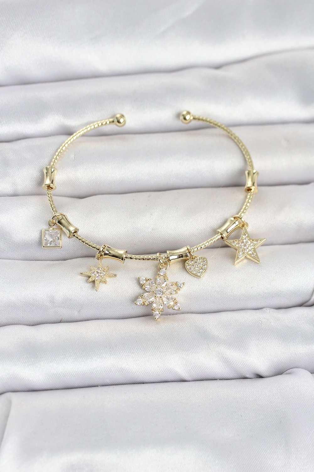 Mey İthalat® Pirinç Gold Renk Lotus Detay Charmlı Kadın Bileklik