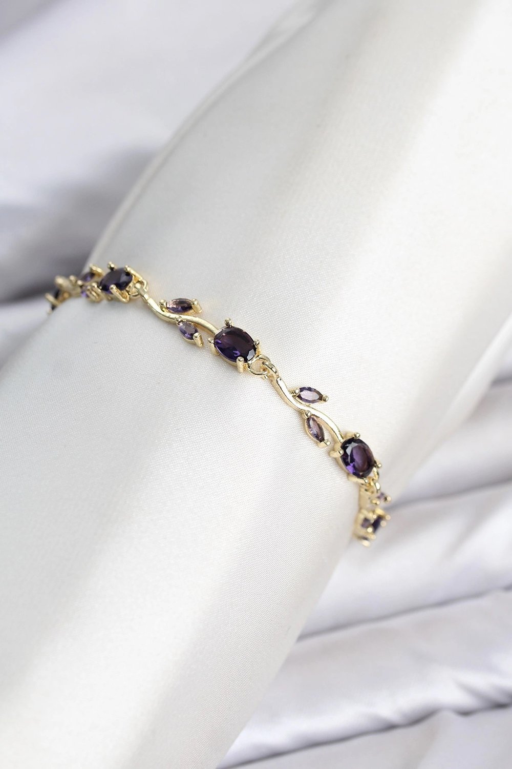 Mey İthalat® Pirinç Gold Renk Mor Zirkon Taşlı Çiçek Model Kadın Bileklik