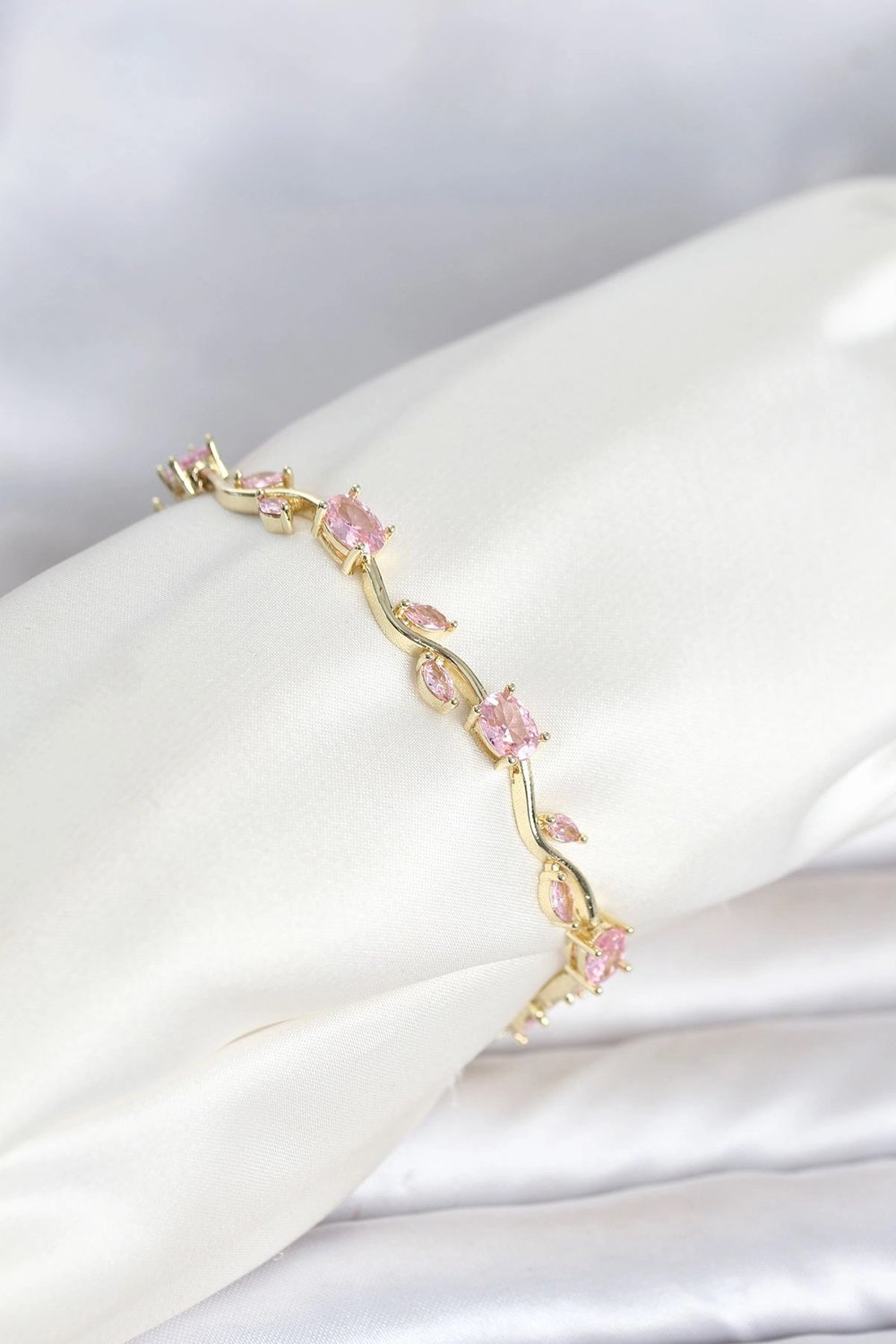 Mey İthalat® Pirinç Gold Renk Pembe Zirkon Taşlı Çiçek Model Kadın Bileklik