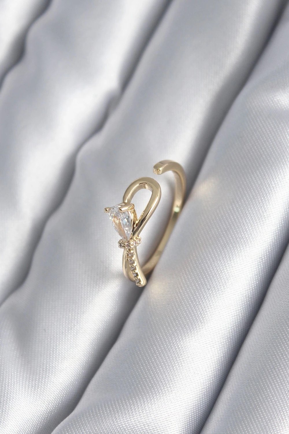 Mey İthalat® Pirinç Gold Renk Zirkon Taş Detay Kurdele Model Kadın Yüzük