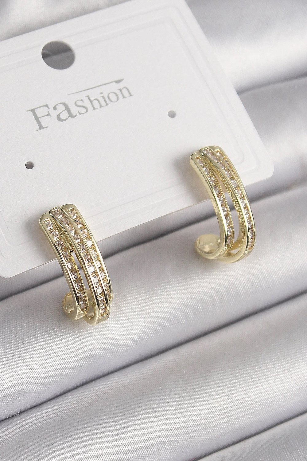 Mey İthalat® Pirinç Gold Renk Zirkon Taşlı Yarım Halka Model Kadın Küpe
