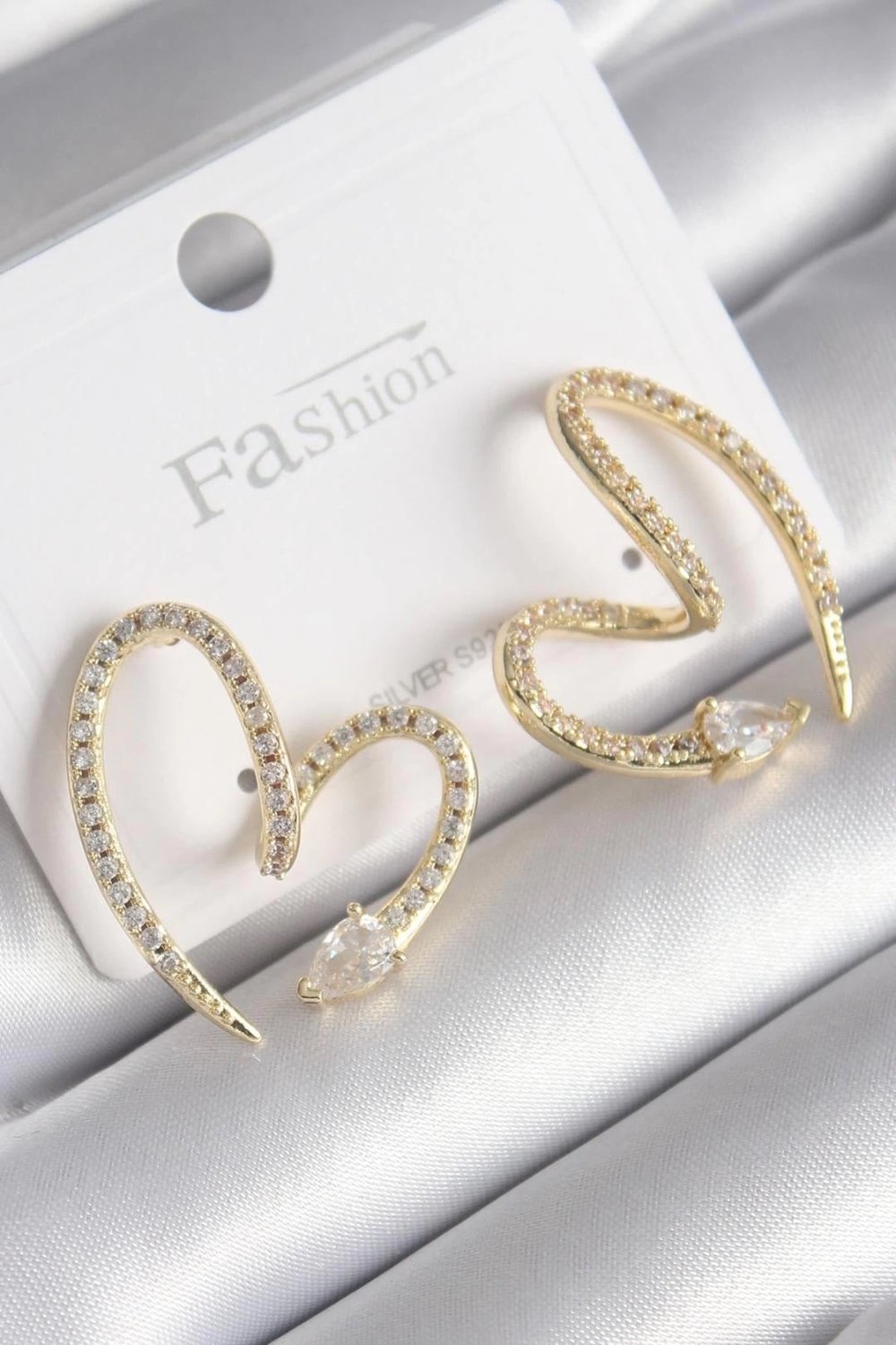 Mey İthalat® Pirinç Gold Renk Zirkon Taşlı Yılan Kalp Model Kadın Küpe