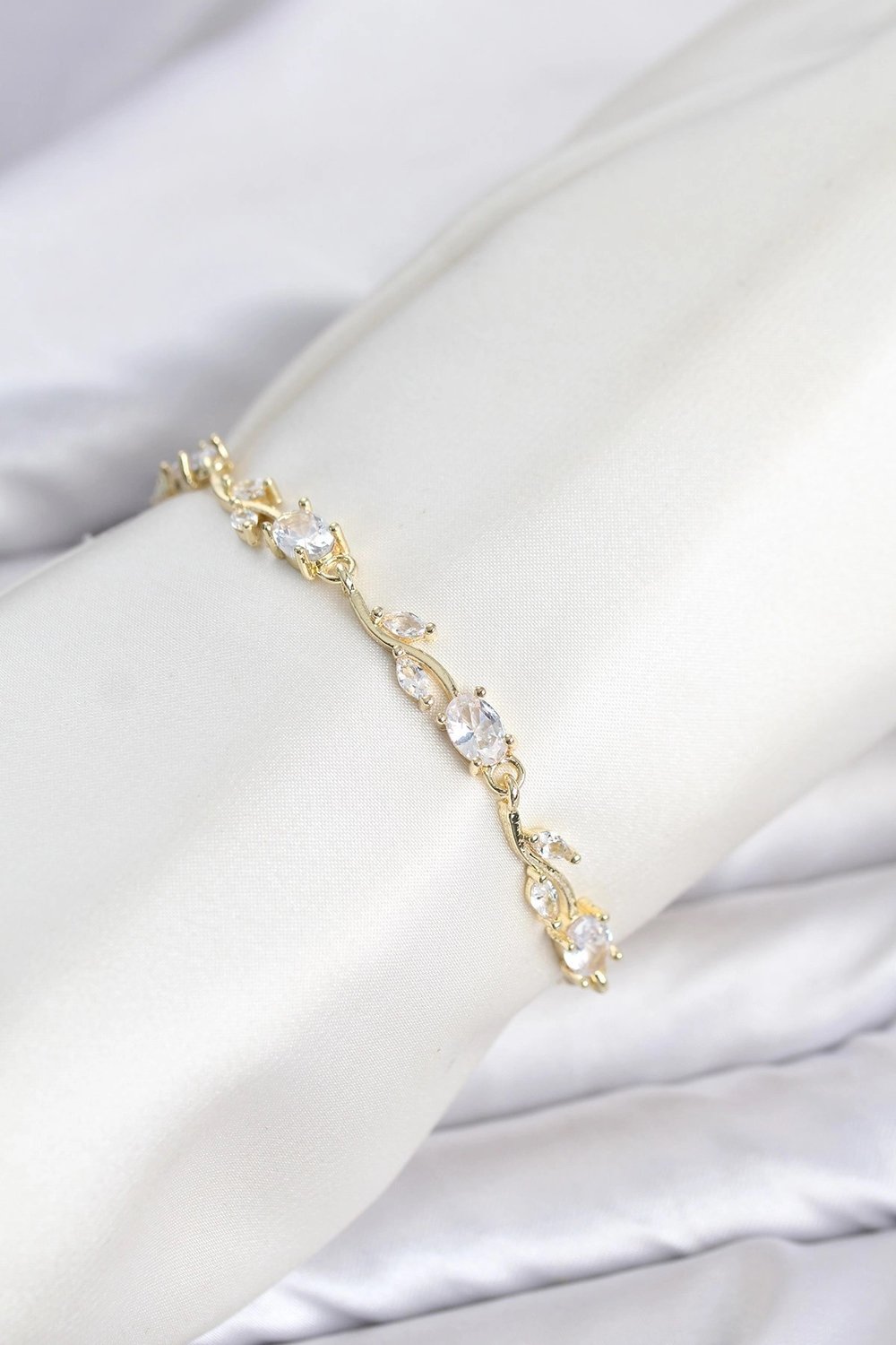 Mey İthalat® Pirinç Gold Renk Zirkon Taşlı Çiçek Model Kadın Bileklik