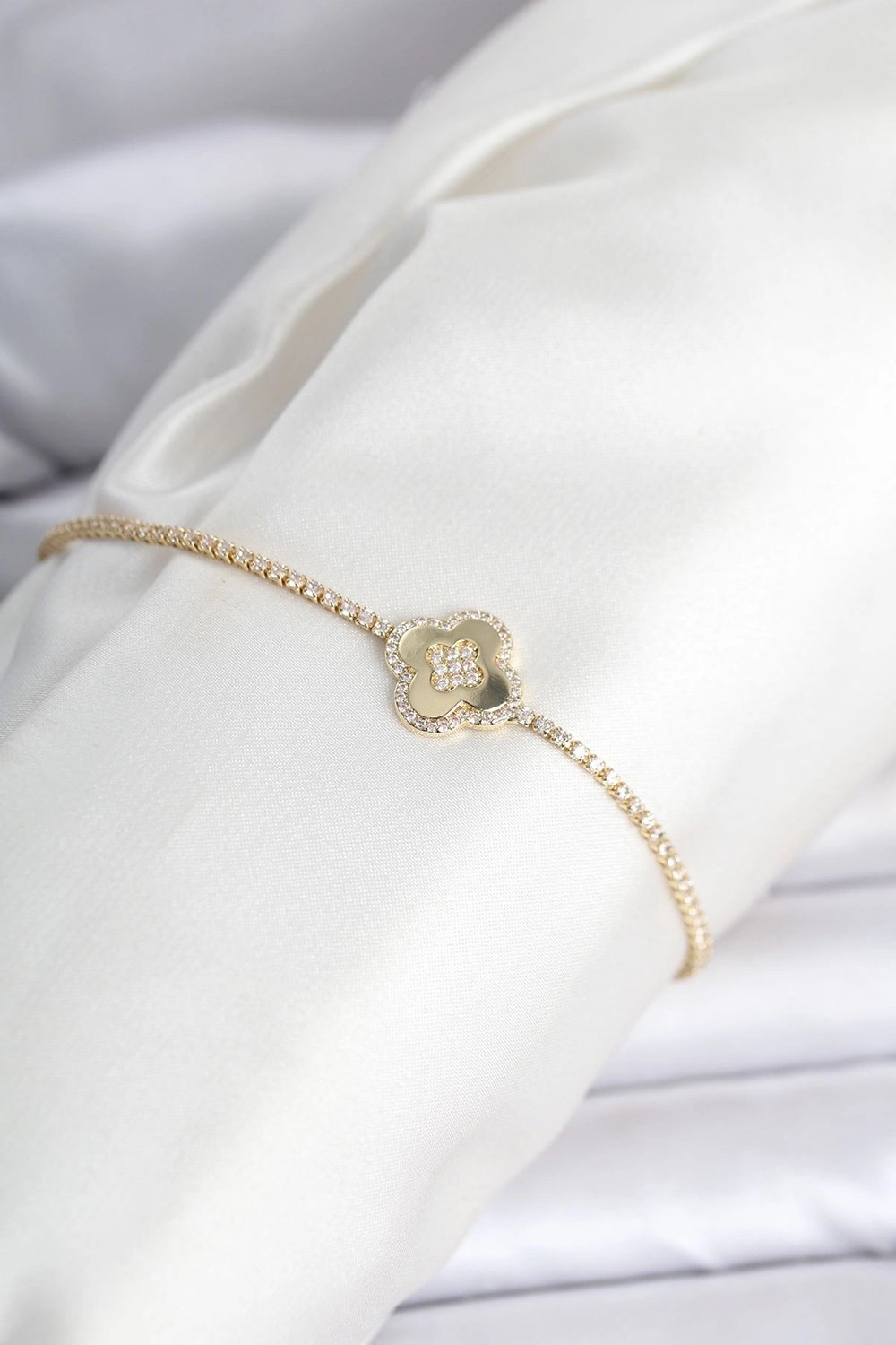 Mey İthalat® Pirinç Gold Renk Zirkon Taşlı Yonca Model Su Yolu Kadın Bileklik