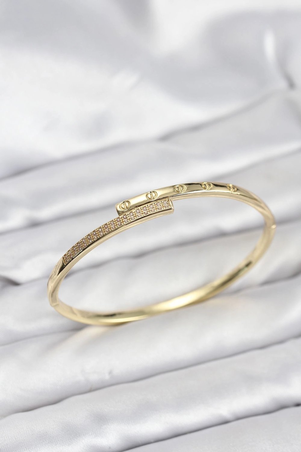 Mey İthalat® Pirinç Gold Renk Zirkon Taşlı Kadın Kelepçe Bileklik