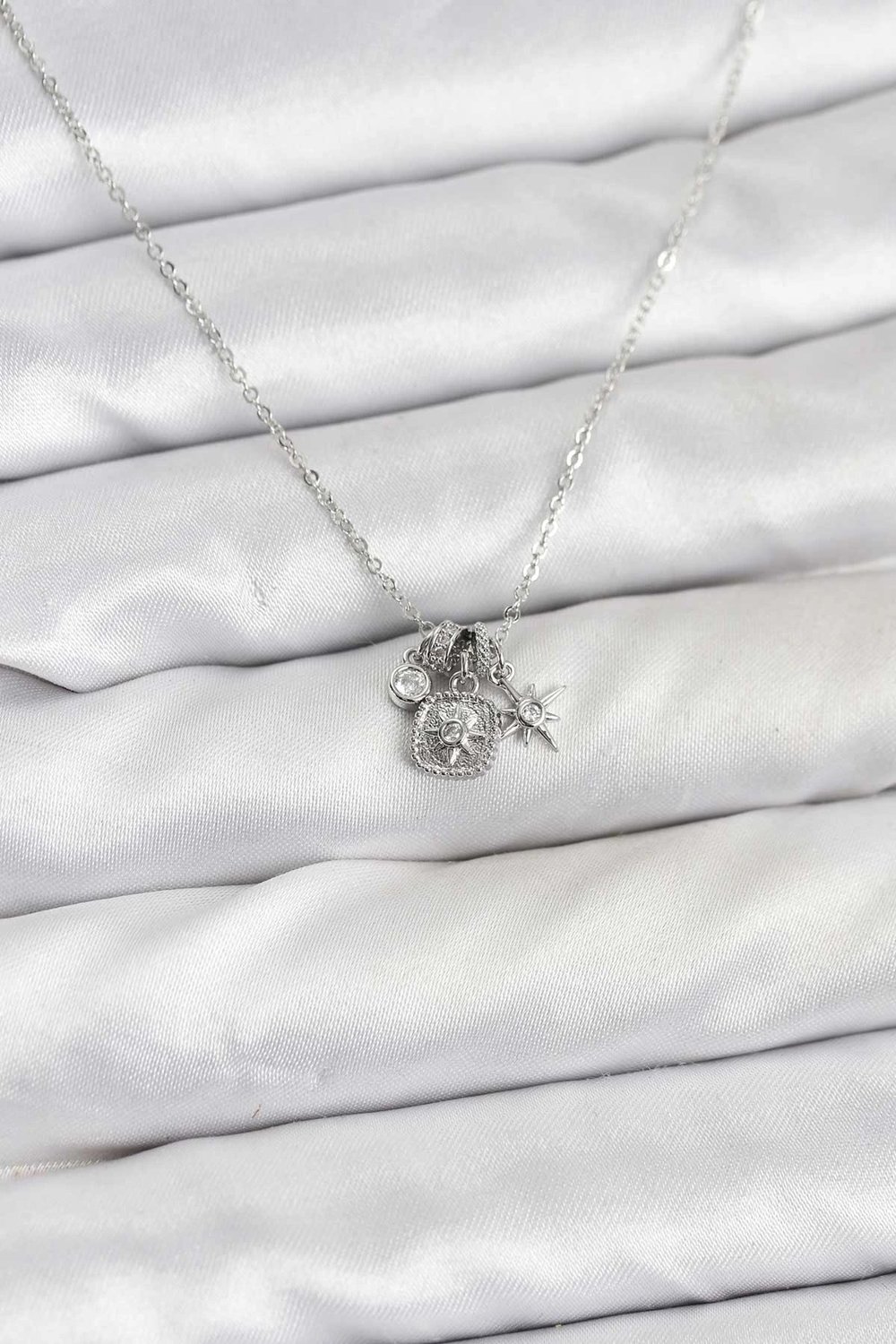 Mey İthalat® Pirinç Gümüş Renk Minimal Charmlı Kadın Kolye