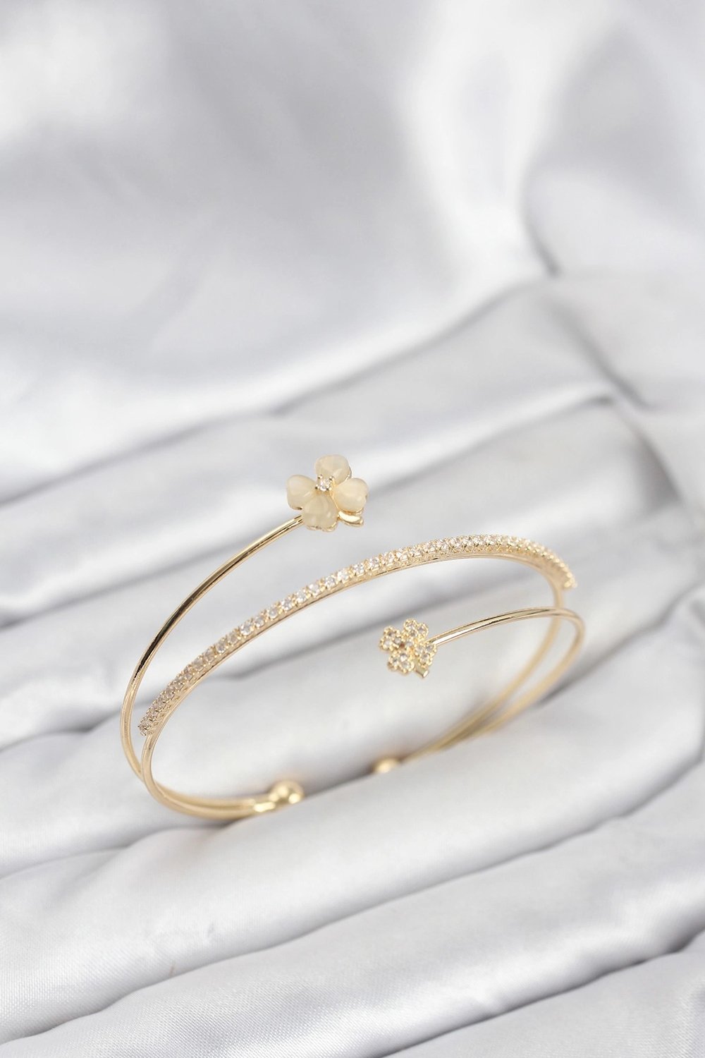Mey İthalat® Yonca Çiçek Model Pirinç Gold Renk Kadın Bileklik