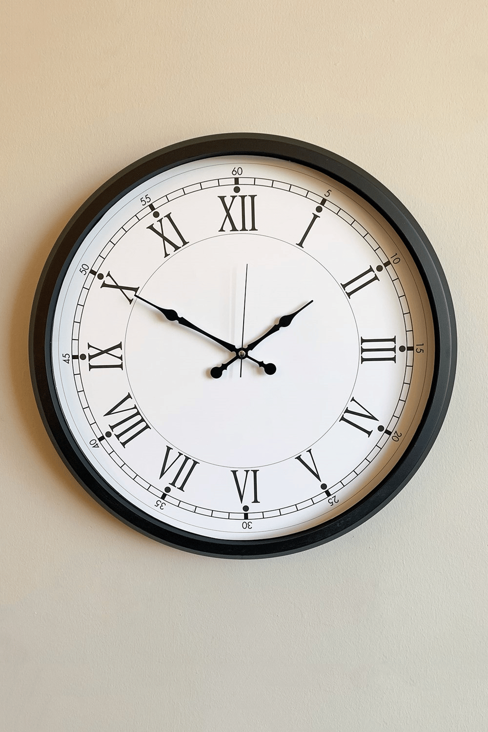 Modern 52 Cm Black & White Roma Rakamlı Metal Duvar Saati