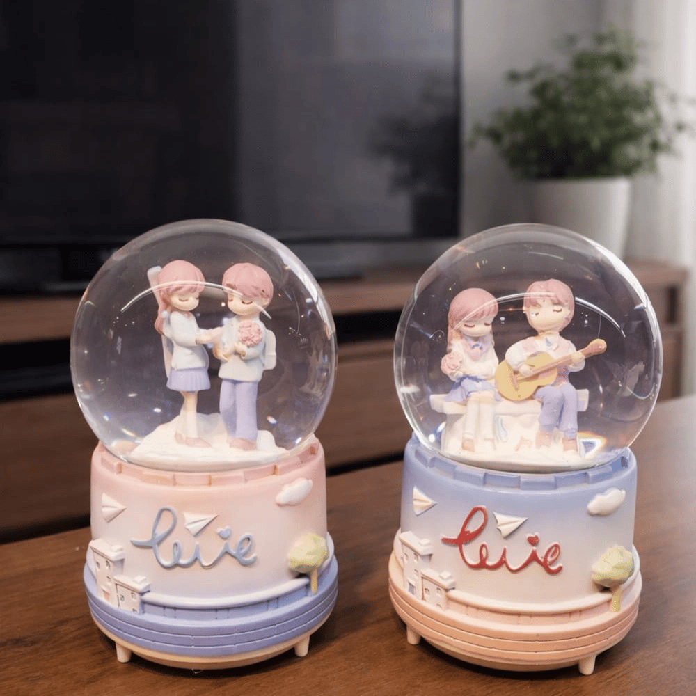 Orta Boy Romantik Çift Temalı Kar Küresi