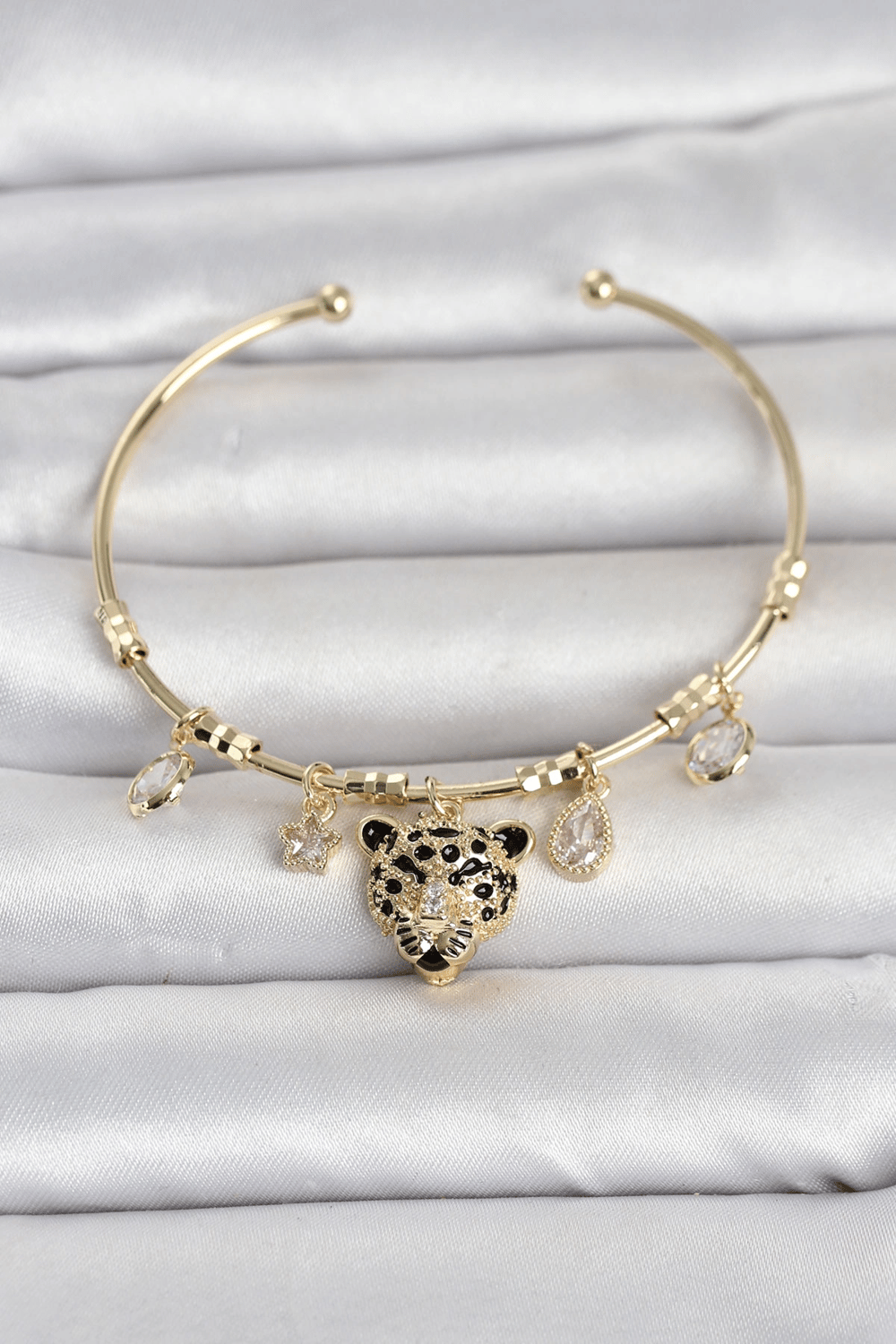 Pirinç Gold Renk Leopar Detaylı Charmlı Kadın Bileklik