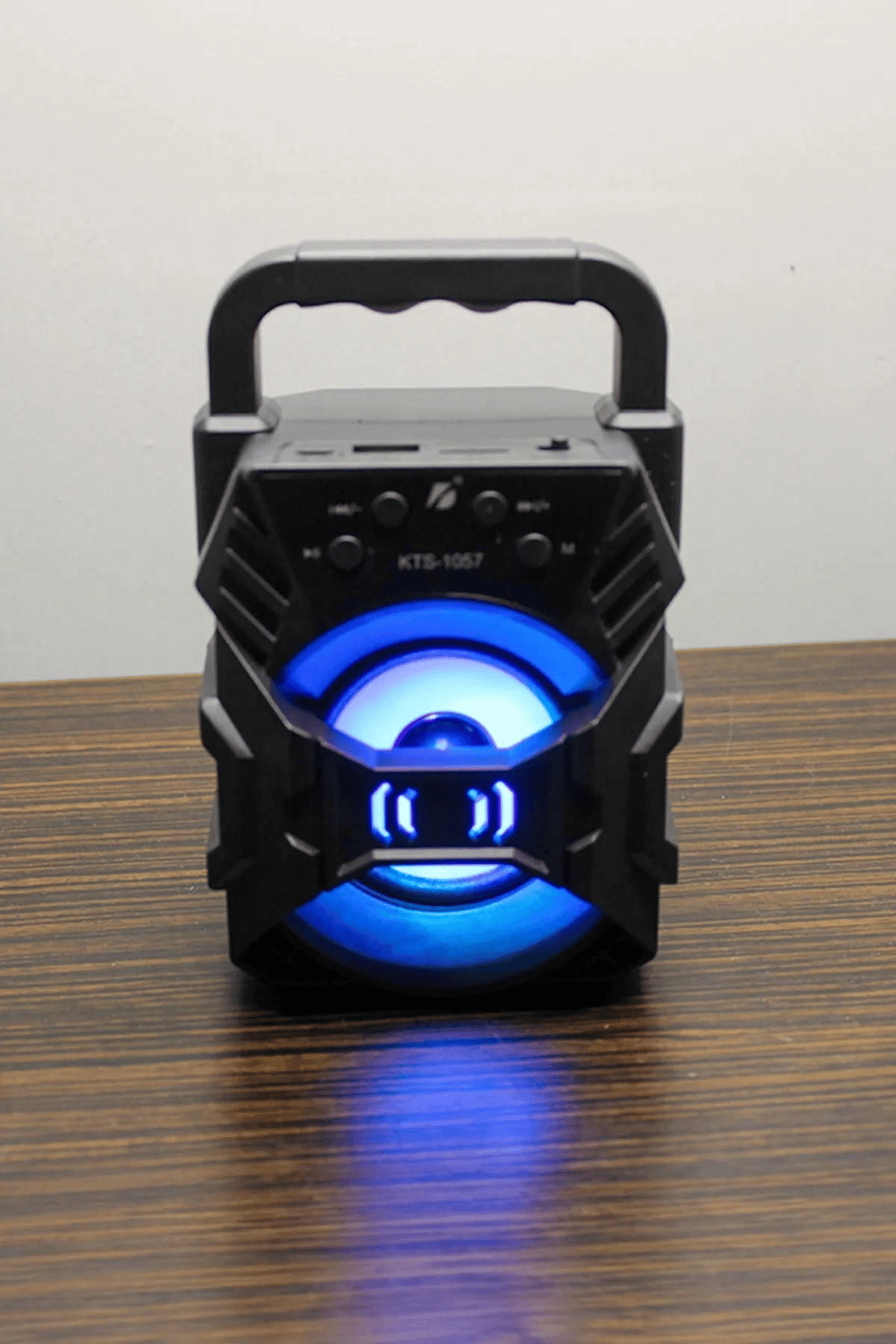 Taşınabilir Işıklı Bluetooth Hoparlör, FM Radyo Özellikli, Suya Dayanıklı Siyah Tasarım