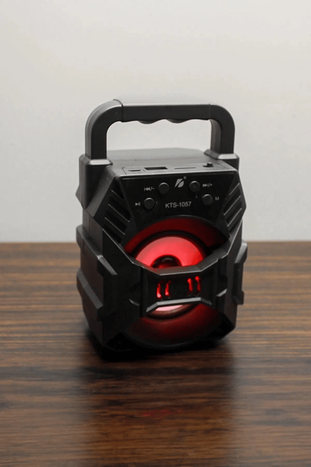 Taşınabilir Işıklı Bluetooth Hoparlör, FM Radyo Özellikli, Suya Dayanıklı Siyah Tasarım