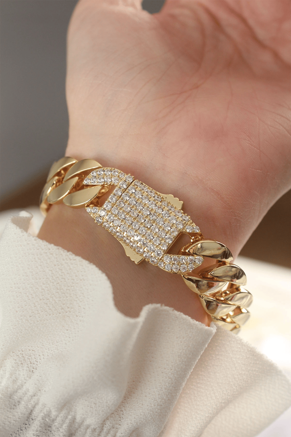 Vip Seri Pirinç Ortası Zirkon Taşlı Gold Renk Gurmet Bileklik