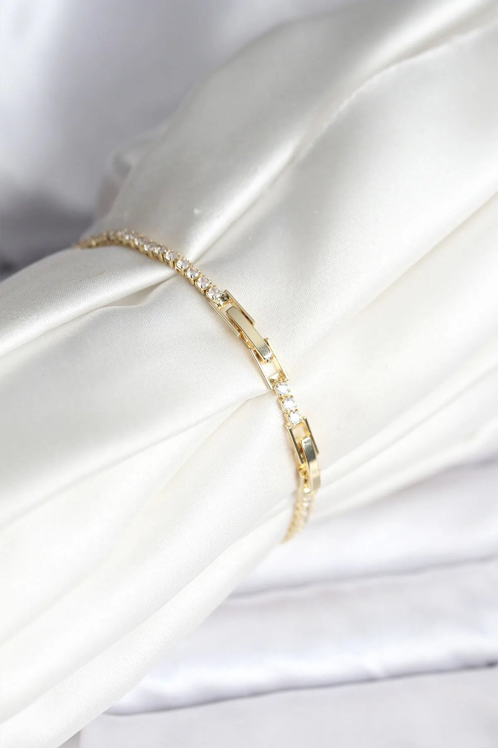 Yıldız Model Zirkon Taşlı Gold Renk Pirinç Su Yolu Kadın Bileklik